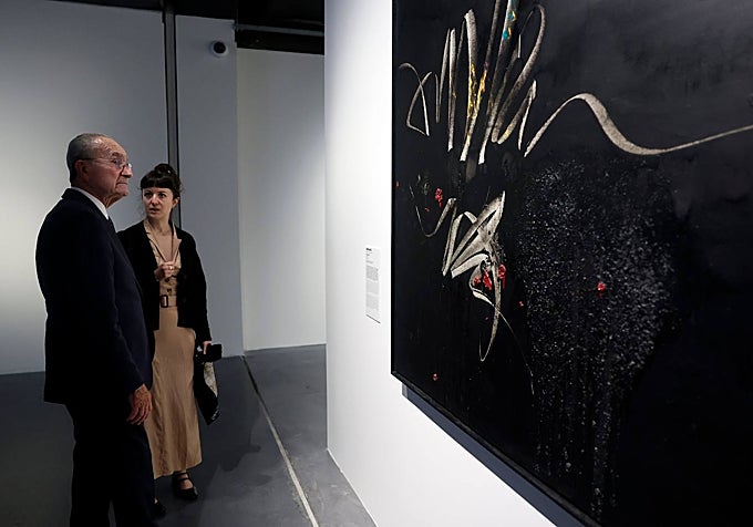 Mayor Paco de la Torre and curator Anne Faucault at the opening of the exhibition.